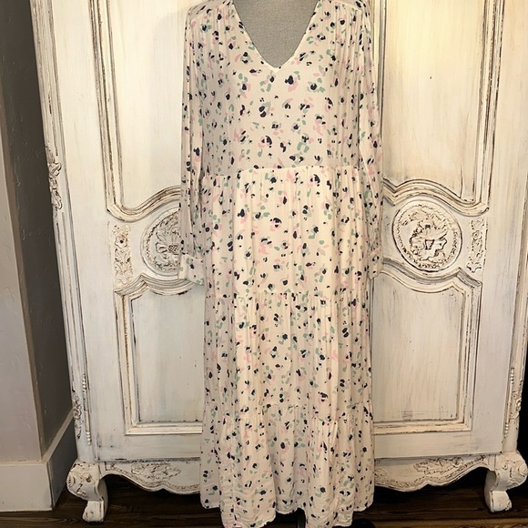 Chic Floral V-Neck Maxi Dress - Picture 1 of 16